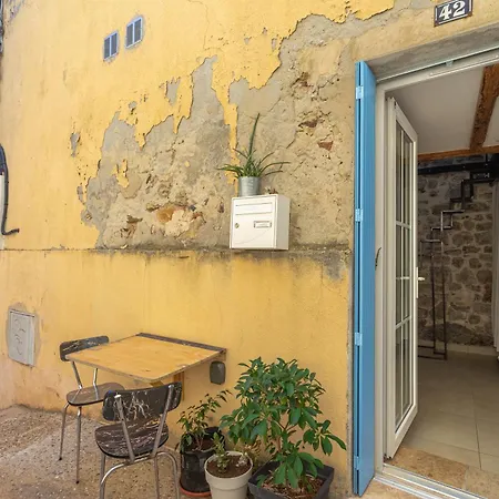 Charming Atypical Hyeres