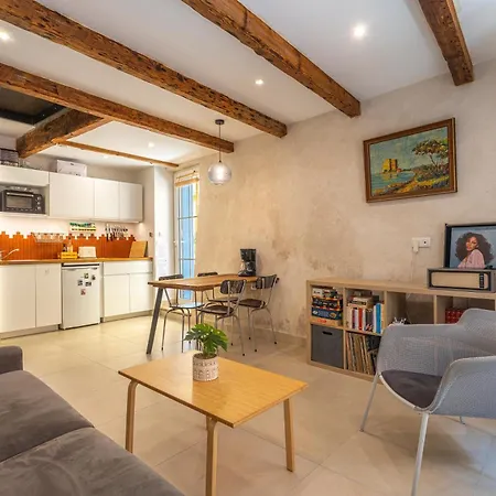 Semesterbostad Charming Atypical *