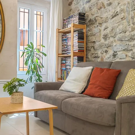 Charming Atypical Semesterbostad