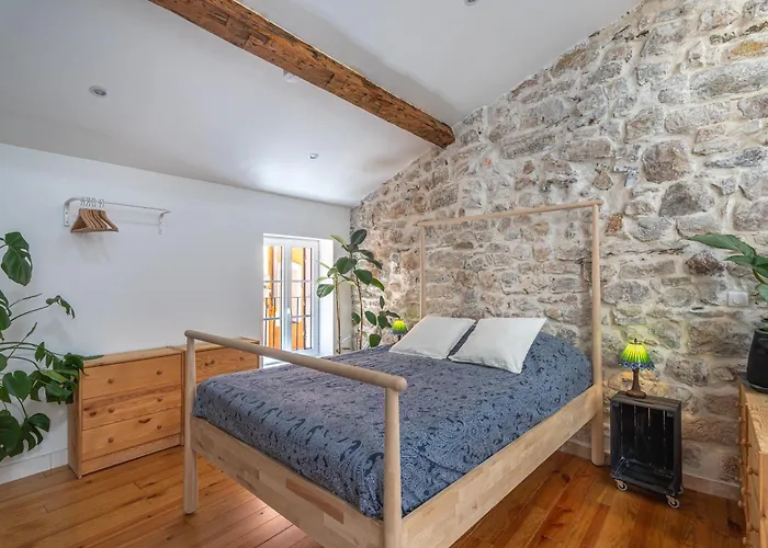 Charming Atypical Semesterbostad