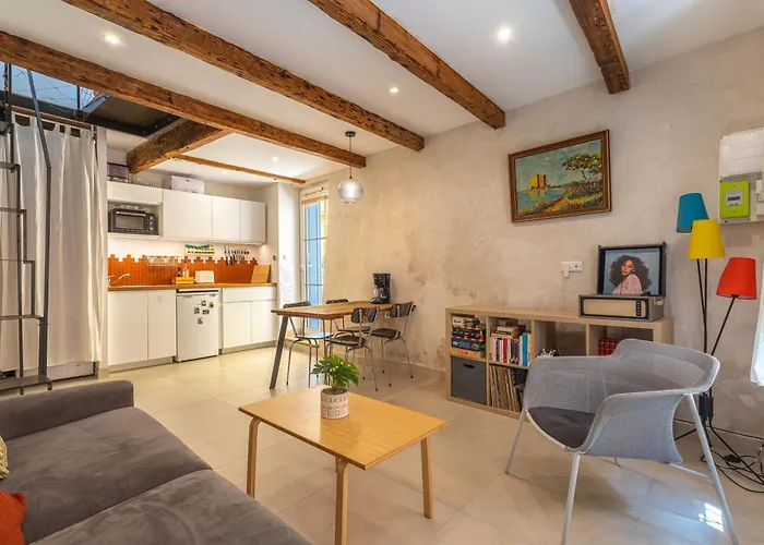 Semesterbostad Charming Atypical *