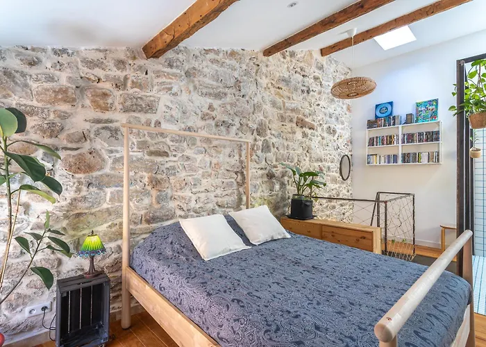 Charming Atypical Semesterbostad