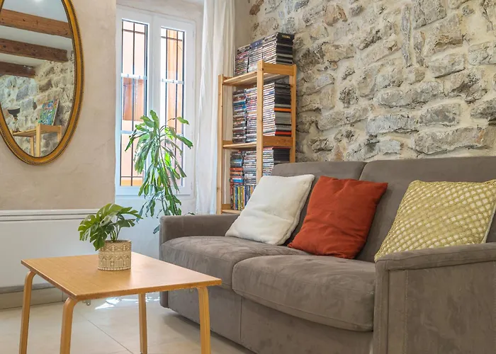 Charming Atypical Semesterbostad