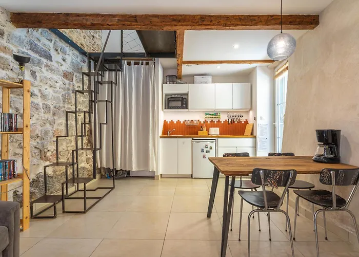 Charming Atypical Semesterbostad